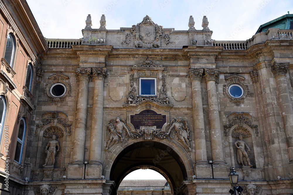 Obraz premium Landmark Arched gateway entrance of the Lions Court in the Buda Castle in Budapest