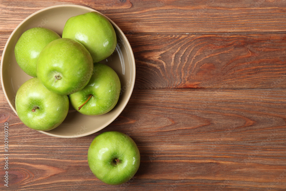 juicy green apples on a wooden table. juicy green apples on a wooden table.