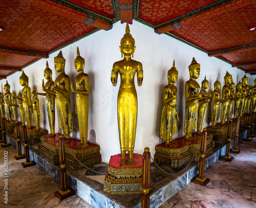 Buddhistischer Tempel mit Statuen  © Robert Lebelt 