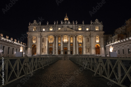 Der Petersdom bei Nacht