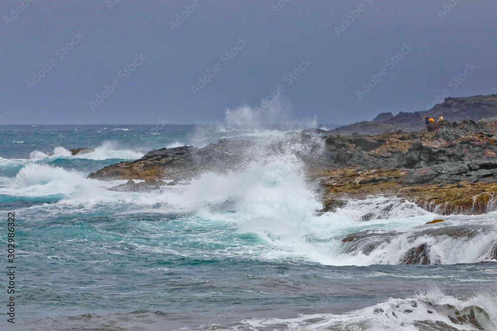 Stürmische Küste mit Wellen Brechern