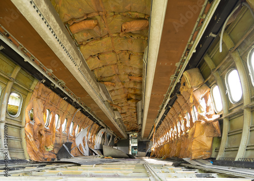 Leerer Rumpf eines alten Flugzeugs 