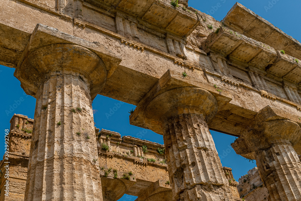 Obraz premium Detail of the columns of the Temple of Neptune, the Greek God of the waters, taken in the archaeological area of Paestum