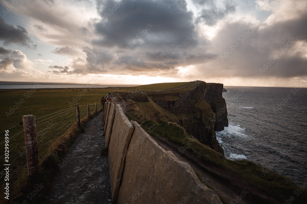 Obraz premium Path of Cliffs of Moher with cloudscape