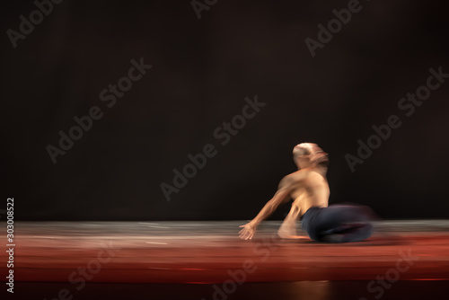 O movimento abstrato da dança brasileira. photo