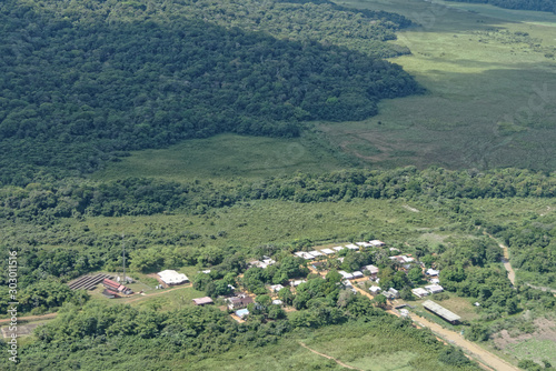 Au milieu des marais, le petit village de Kaw, uniquement accessible par pirogues en Guyane française