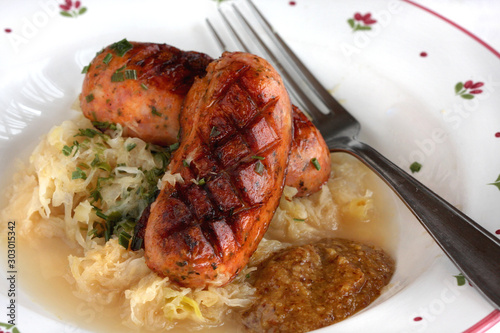 Regensburger Wurst mit Sauerkraut und Hausmachersenf