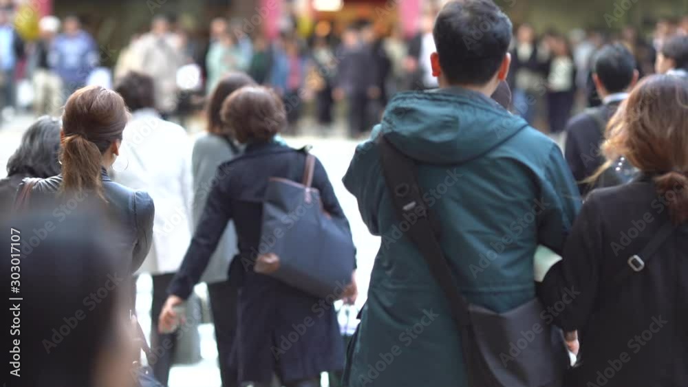繁華街を歩く人々