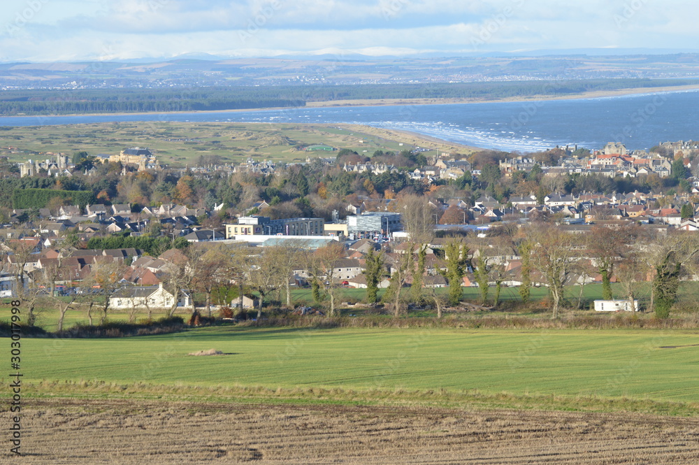Obraz premium Views over St Andrews town, golf courses and Bay, from Pipeland Hill