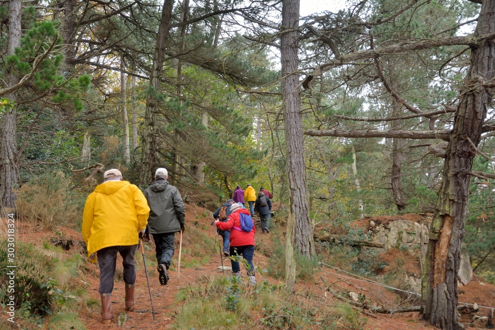 Groupe de randonneurs sur le sentier GR34 en Bretagne. France Groupe de randonneurs sur le sentier GR34 en Bretagne. France