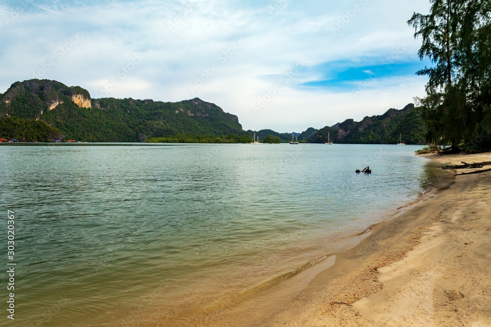 Φωτογραφία Tanjung Rhu or Tanjong Rhu beach facing the entrance of the mangrove on Langkawi island, Andaman Sea, state of Kedah, Malaysia