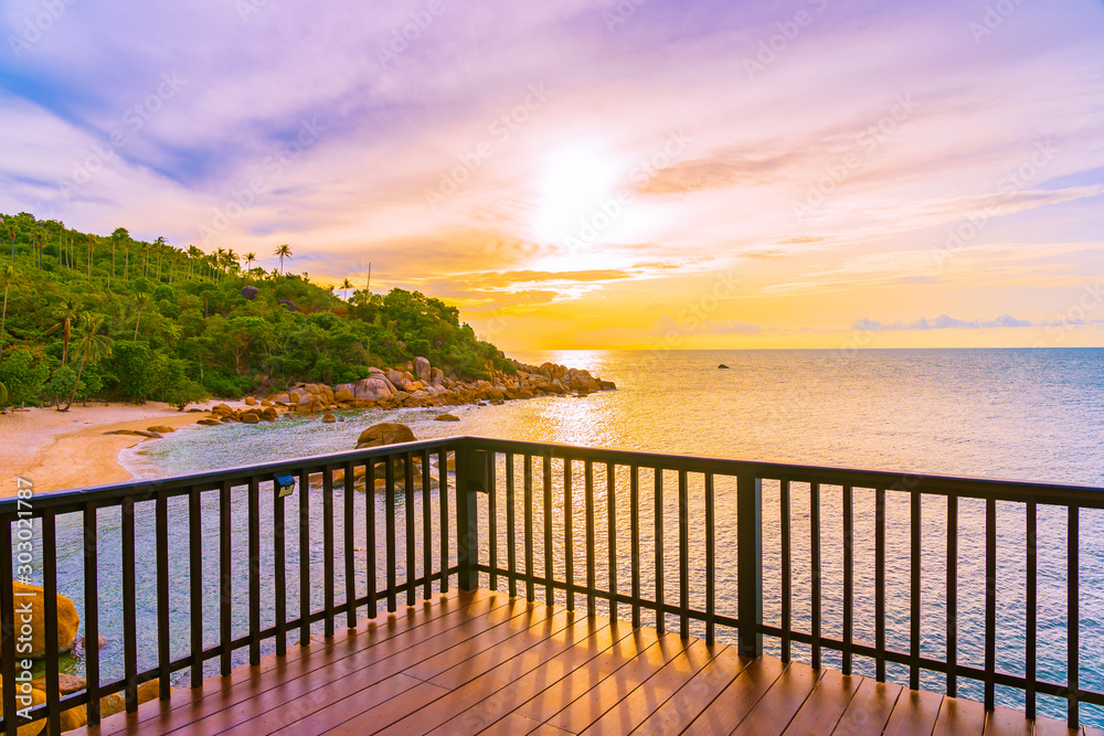 Fototapeta premium Beautiful outdoor tropical beach sea around samui island with coconut palm tree and other at sunset time
