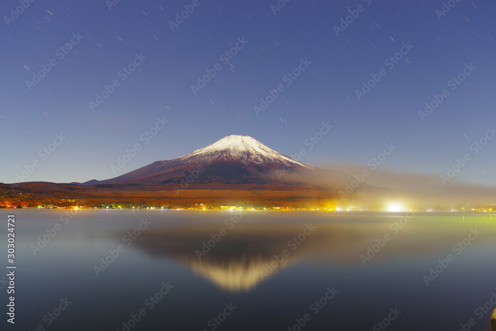 夜の富士山と山中湖