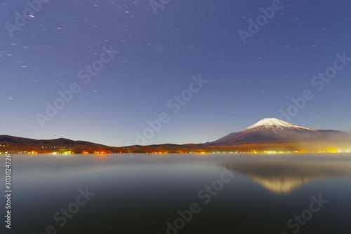 夜の富士山と山中湖 © ayatomosyun