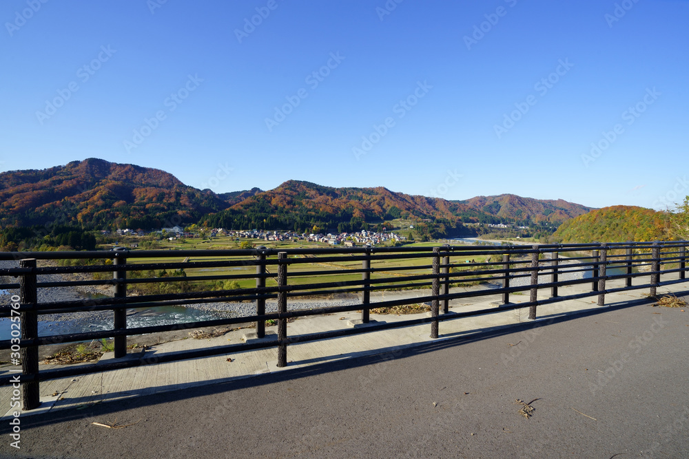 道路沿いの展望駐車場から里山の集落と清津川を望む