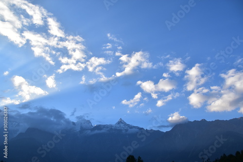 インドのヒマラヤ山岳地帯　キナウル谷のレコンピオのカルパ村　美しい朝日と山とチベット仏教寺院 photo