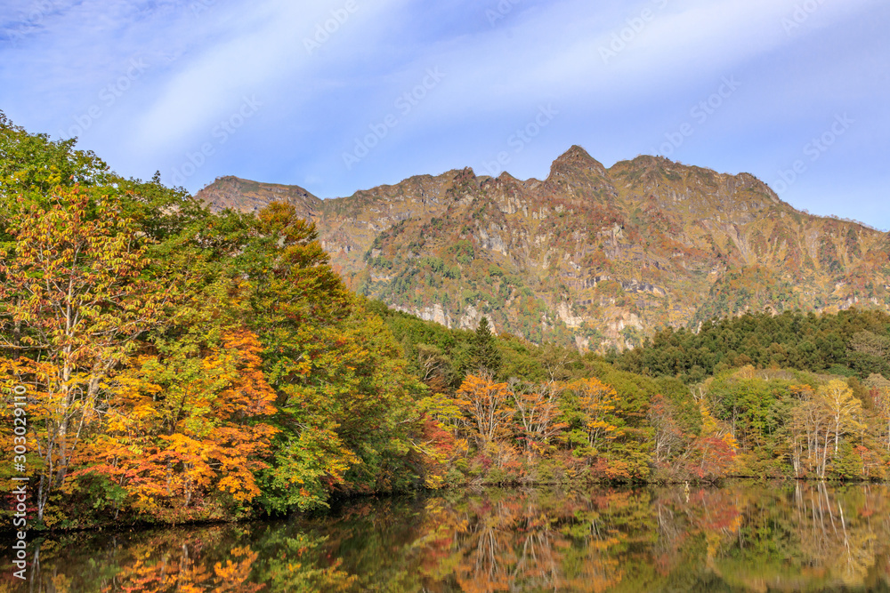 鏡池と紅葉　長野県戸隠　Kagamiike and Autumn leaves　Nagano Togakushi