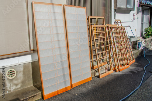 日本の年末に行われる大掃除の様子です。障子の張り替え作業です。