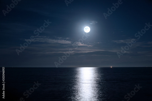 Fototapeta 満月の月明かりが描くムーンライトリバー