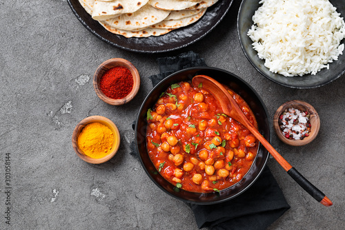 Schilderij op canvas Traditional Indian dish chickpea chana masala with rice and flatbread