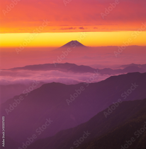 北岳山頂から望む朝焼けに染まる天空の狭間（雲海と厚い雲）の富士山