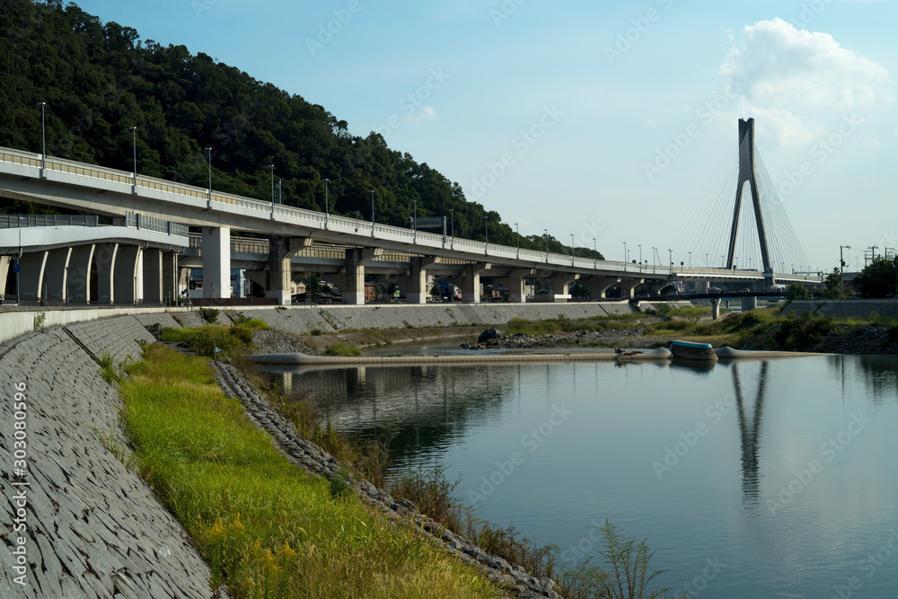 兵庫県川西市新猪名川大橋・五月山と阪神高速11号池田線のある猪名川の風景
