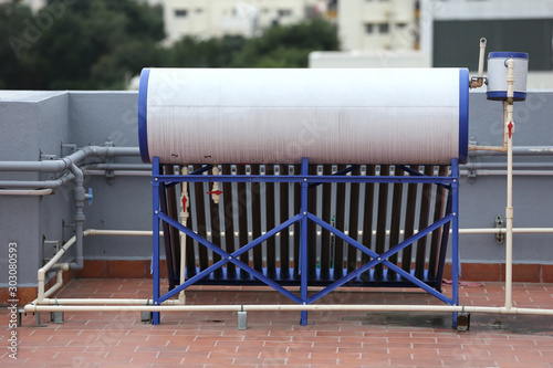 Φωτογραφία Evacuated tube solar water heater
