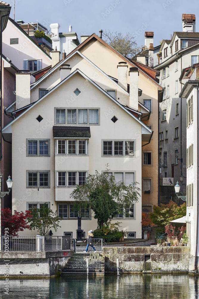 Schipfe an der Limmat in der Altstadt von Zürich, Giebeldächer mit Schornsteinen, enge Gassen, Spiegelungen im Fluss, Hochformat