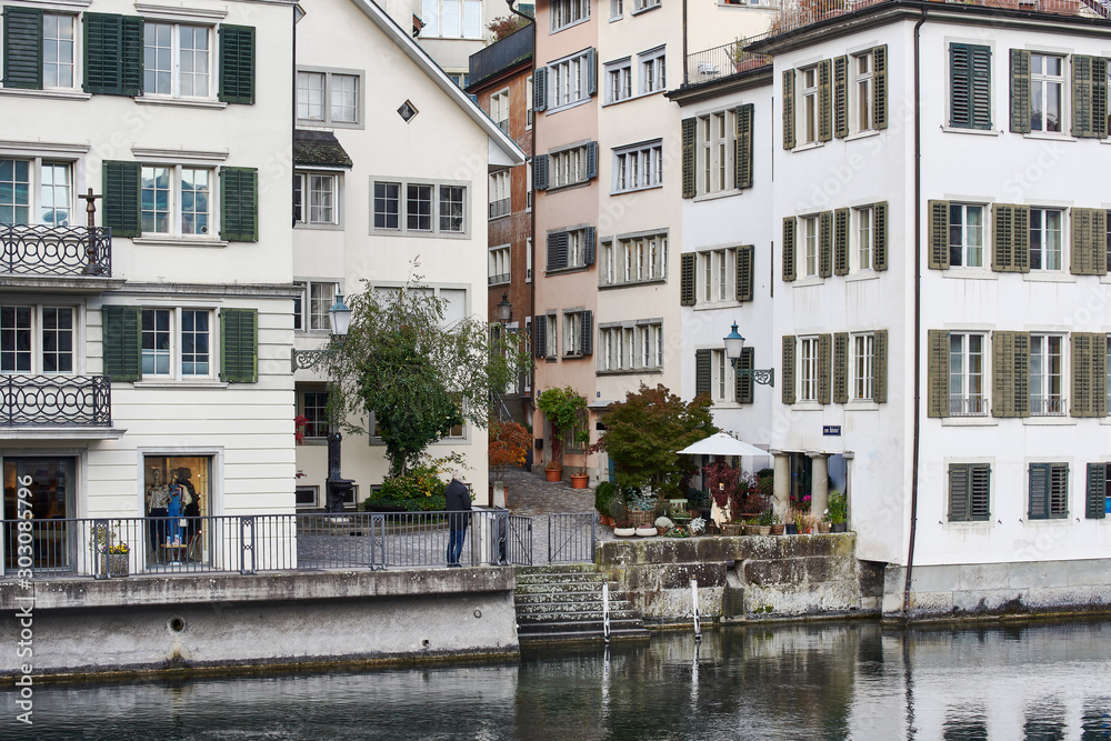Schipfe an der Limmat in der Altstadt von Zürich, Spiegelungen im Fluss, Fussgänger, enge Gassen, Schaufenster, Strassenlampen, Altstadthäuser, Fenster und Fensterläden