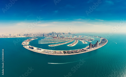 Widok z lotu ptaka na Palmowej Jumeirah wyspie w Dubaj, UAE, na letnim dniu.
