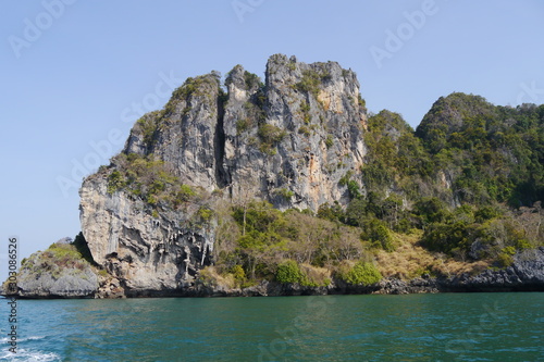 Felsen im Meer bei Krabi Aonang