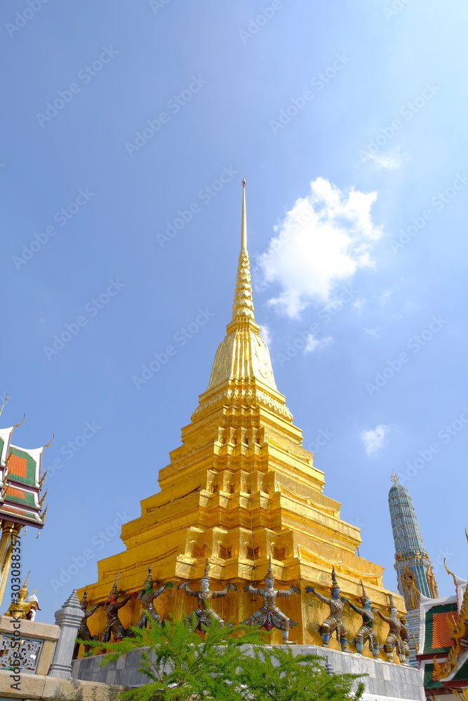 Naklejka premium Architecture at The Temple of the Emerald Buddha (Wat Phra Kaew Temple).