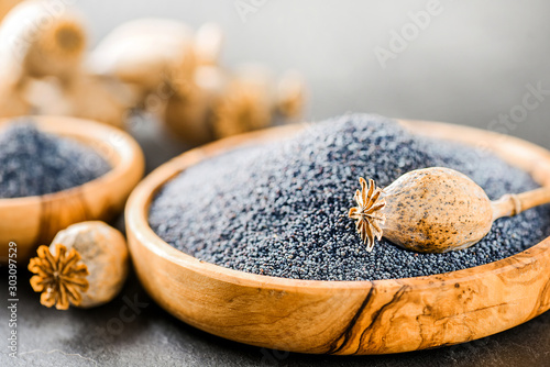 Bild auf Leinwand Poppy seeds in wooden bowl side view