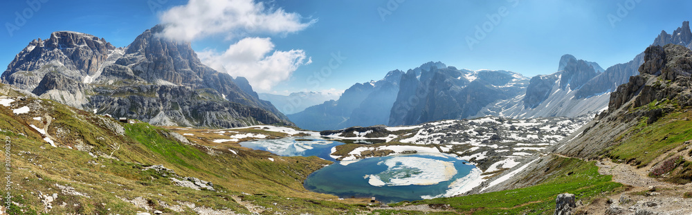 Obraz premium Laghi dei Piani, mountain lakes near refuge Locatelli and Val Fiscalina, Southern Tyrol.