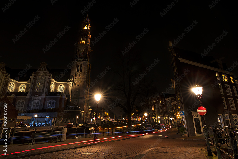 Fototapeta premium Lekkie trasy rowerowe i nocny krajobraz w Amsterdamie