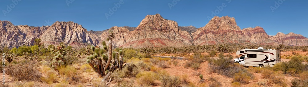 Red Rock Canyon Panorama mit Berge, Yucca Palmen und Wohnmobil, Red Rock Canyon National Conservation Area, NV, USA