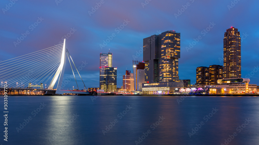 Heure bleue et skyline sur Rotterdam