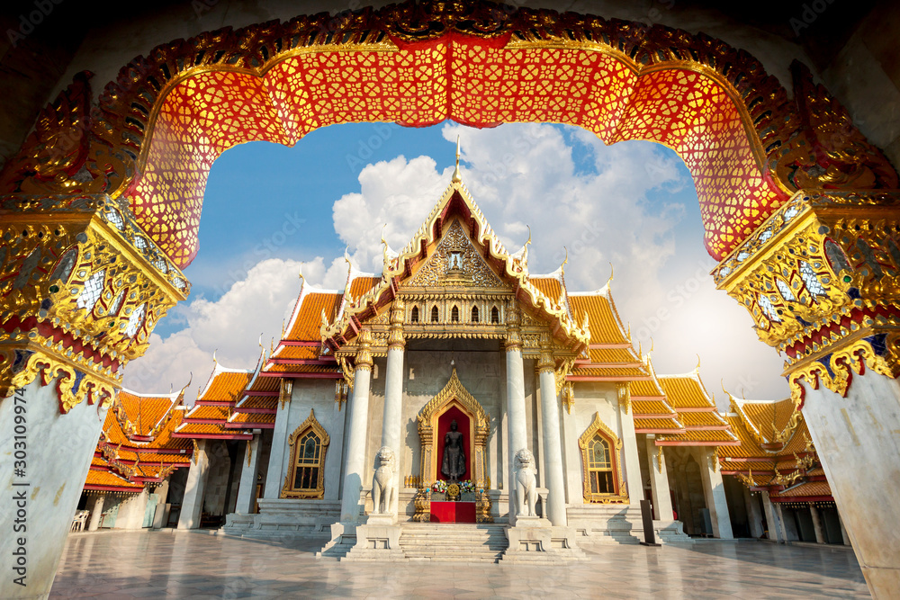 Obraz premium Wat Benchamabophit Dusitvanaram Is a temple with a marble church,