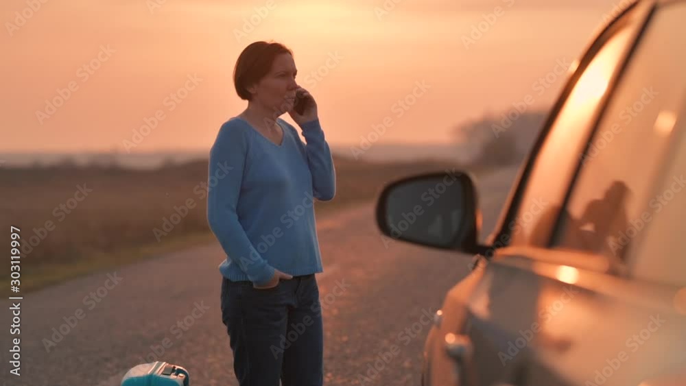 Woman calling roadside assistance after her car broke down Stock ビデオ ...