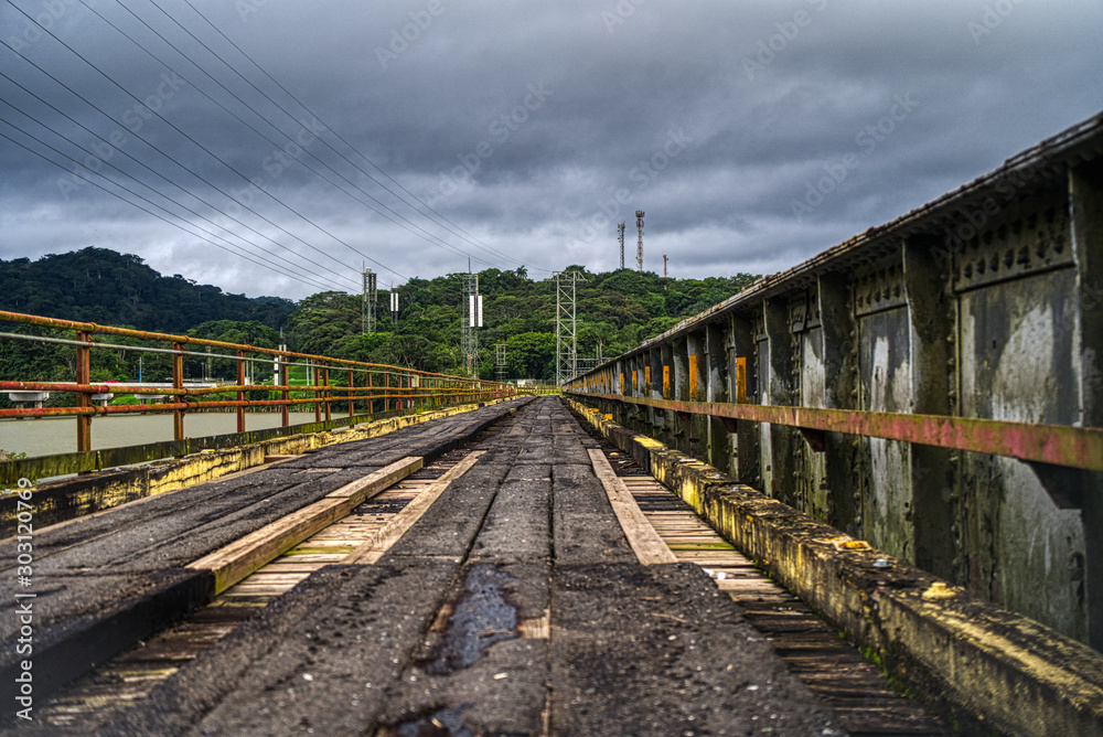 Brücke geschlossen alt panamakanal holz