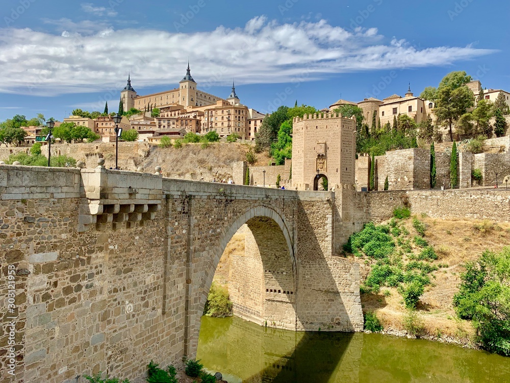 Historic city of Toledo view of its iconic bridge - obrazy, fototapety, plakaty 