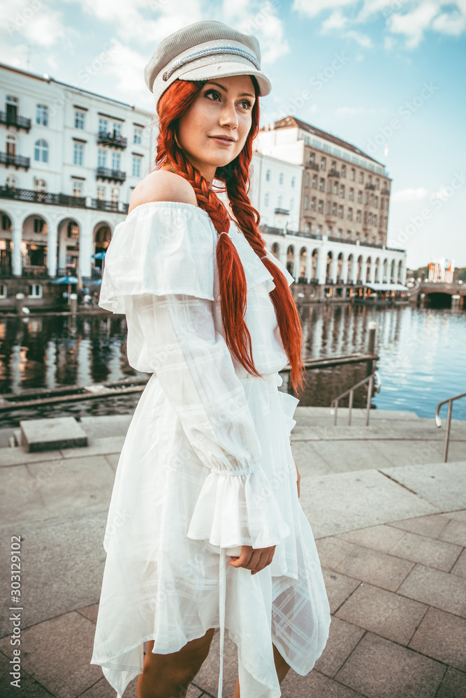 Outfit weißes Kleid Frau Wasser Stock Photo | Adobe Stock