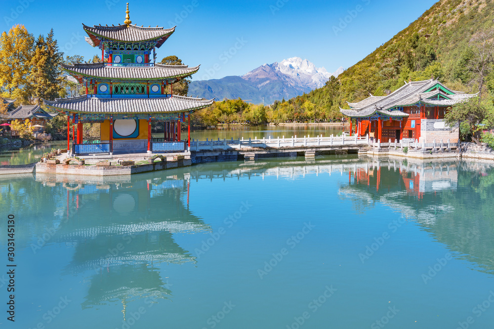 Obraz premium Autumn view of the Jade Dragon Snow Mountain and the Black Dragon Pool. Yunnan province. Lijiang. China.