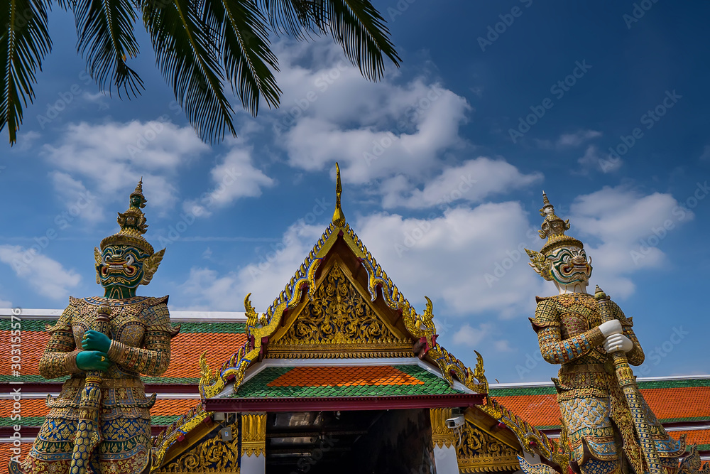 Fototapeta premium Grand palace and Wat phra keaw,Temple of the Emerald Buddha with blue sky Bangkok, Thailand.Landmark of Bangkok.