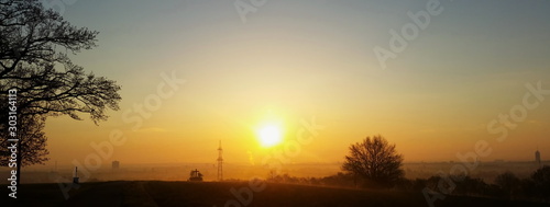 Morgenrot über Augsburg, Sonnenaufgang auf dem weg zur Arbeit, Bayrische Landschaft am Morgen