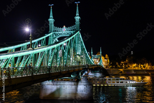 Budapest, Ungheria, ponte della libertà, di notte photo