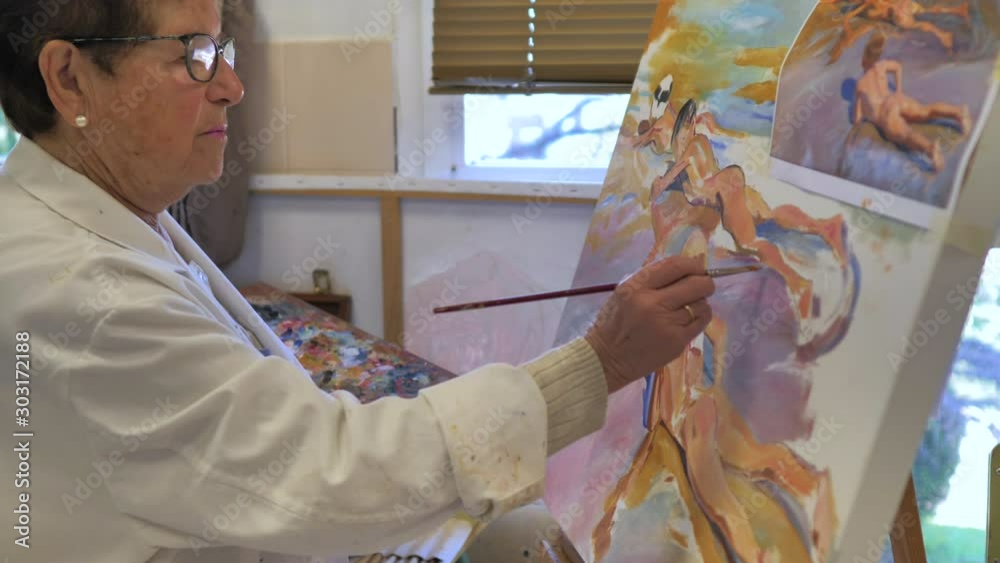alumna jubilada en clase de pintura