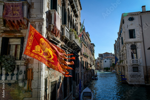 drapeau de la Sérénissime sur un canal de Venise en Italie photo