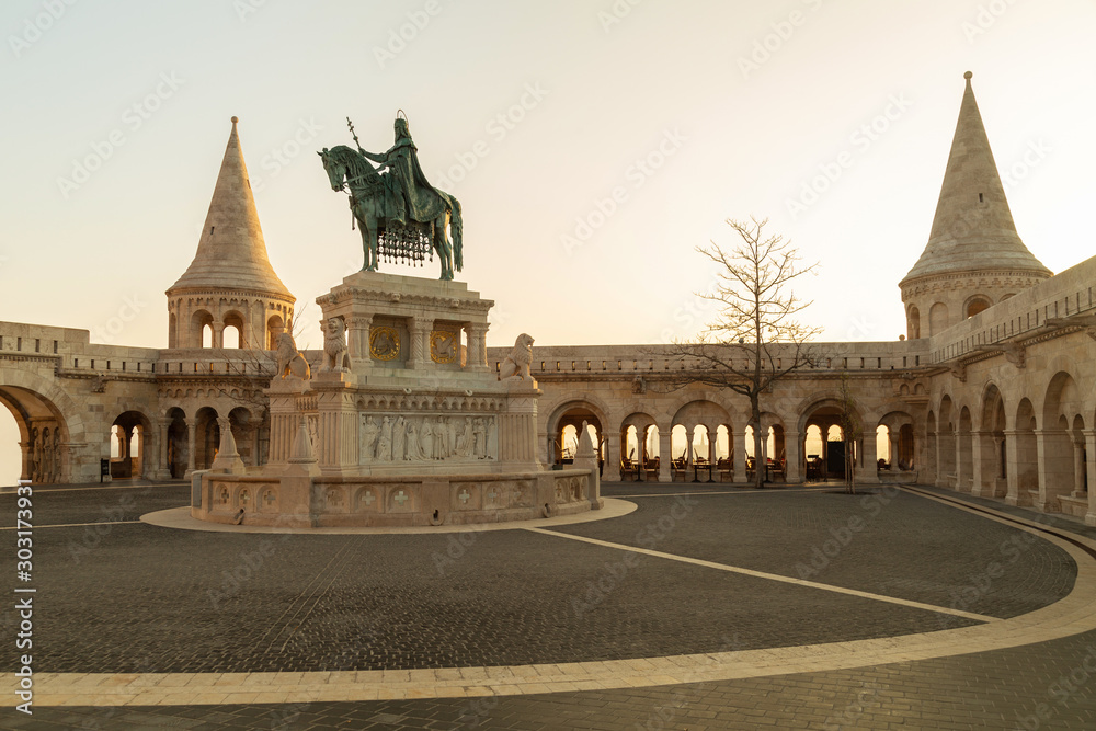 Obraz premium Statue of Stephen I of Hungary at the Fisherman's Bastion on a Castle Hill in Budapest