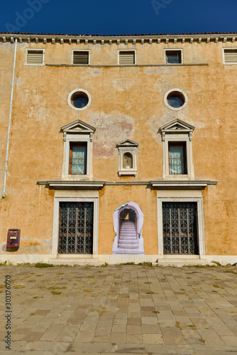 façade d'un palais jaune à Venise italie photo